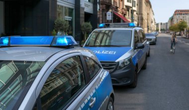 Berlin 'de federal polis ve Berlin polisinin araçları trafikte.