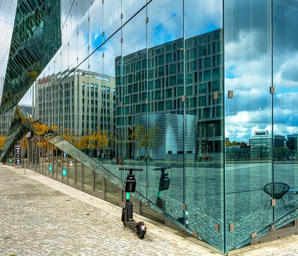 革新的なオフィスビルドイツのベルリン中央駅にガラスのファサードを持つキューブ — ストック写真