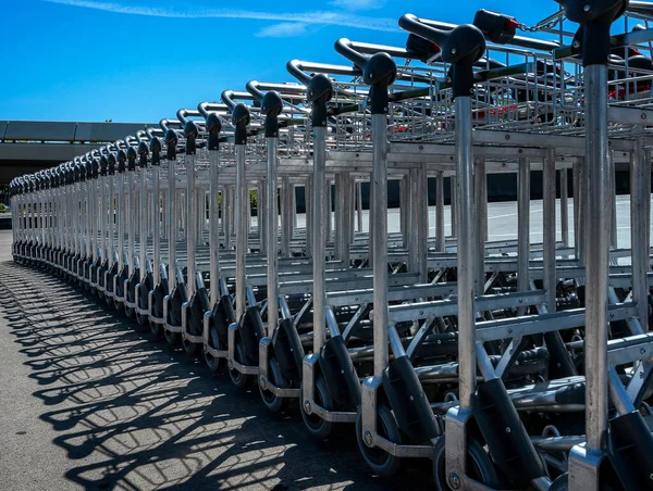 Ligne Chariots Bagages Utilisés Pour Transport Valises Sacs Dans Les — Photo