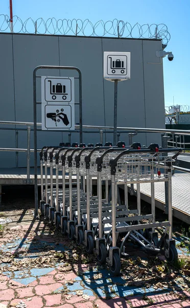 Linha Carrinhos Bagagem Utilizados Para Transporte Malas Sacos Nas Estações — Fotografia de Stock