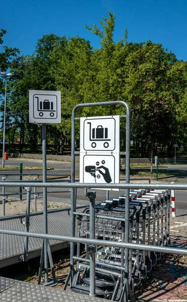 Line Luggage Trolleys Used Transport Suitcases Bags Train Stations Airports — Stock Photo, Image