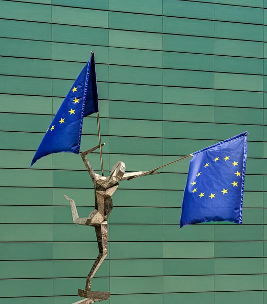 Figura Con Banderas Europeas Edificio Oficinas Main Triangel Fráncfort Del —  Fotos de Stock