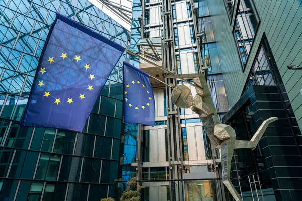 Figura Con Banderas Europeas Edificio Oficinas Main Triangel Fráncfort Del —  Fotos de Stock