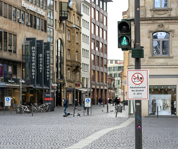 フランクフルトのGoethplatzでのコロナ大流行に対する保護のための情報標識 — ストック写真