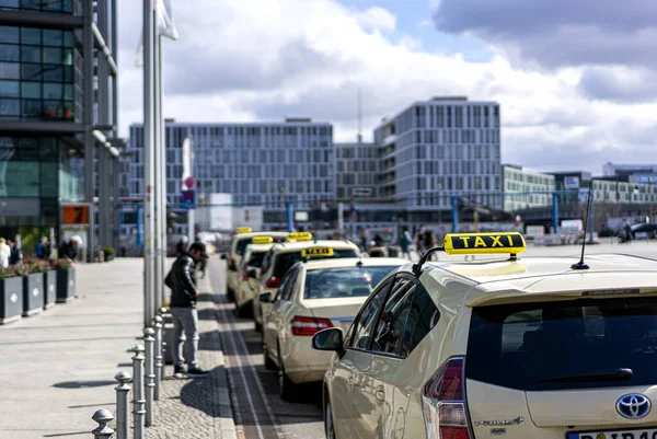 Wachtende Taxi Bij Het Centraal Station Berlijn — Stockfoto