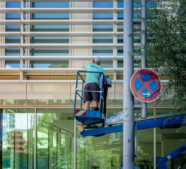 Handwerker Steht Auf Hebebühne Eines Bürogebäudes Und Repariert Fenster — Stockfoto