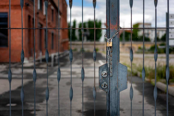 Barrikade Mit Zaun Und Rostigem Sicherheitsschloss Auf Einem Grundstück — Stockfoto