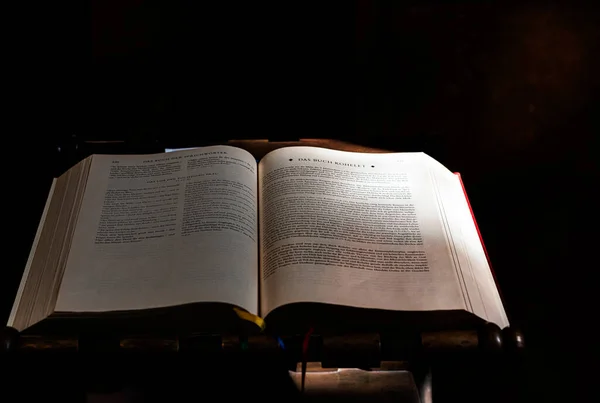 Bible Repose Sur Autel Dans Une Église — Photo