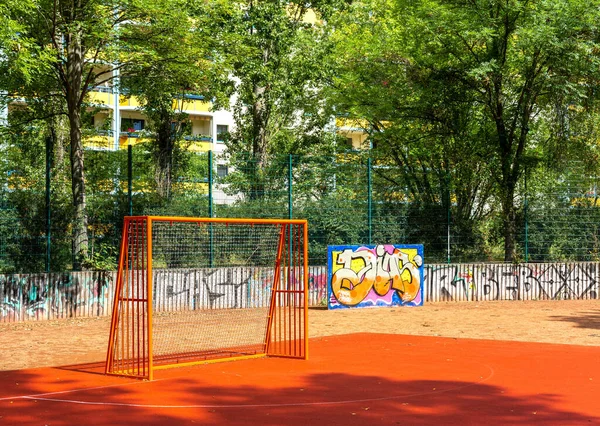 Berlin Bir Oyun Parkında Turuncu Futbol Golü — Stok fotoğraf