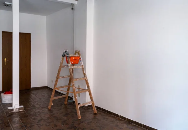 Escalera Madera Artesano Encuentra Una Habitación Vacía —  Fotos de Stock