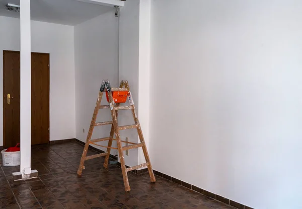 Craftsman Wooden Ladder Stands Empty Room — Stock Photo, Image