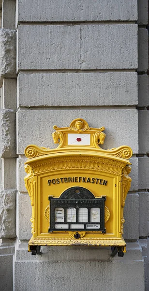 黑森市一个小镇上的德奇邮筒的历史黄色邮筒 — 图库照片