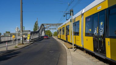 Berlin trafiğinde sarı tramvay