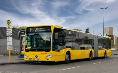 Berlin trafiğinde sarı otobüsler