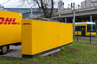 Deutsche Post aracı bir paket istasyonunda