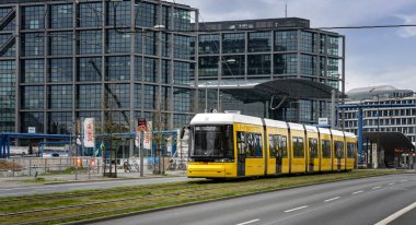 Berlin trafiğinde sarı tramvay
