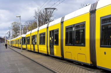 Berlin trafiğinde sarı tramvay