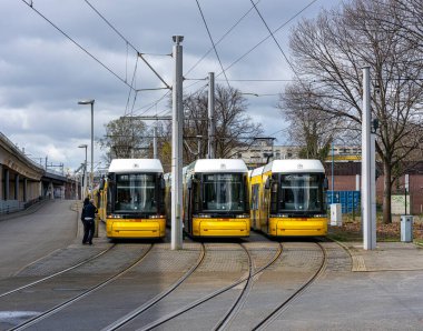 Berlin trafiğinde sarı tramvay