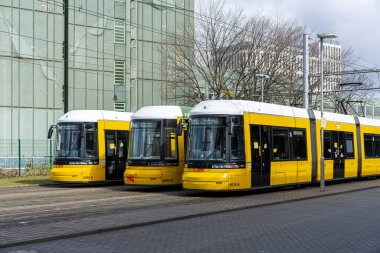 Berlin trafiğinde sarı tramvay