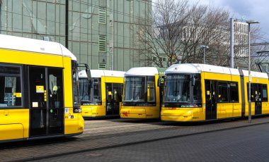 Berlin trafiğinde sarı tramvay