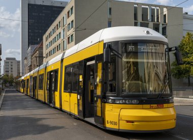 Berlin trafiğinde sarı tramvay