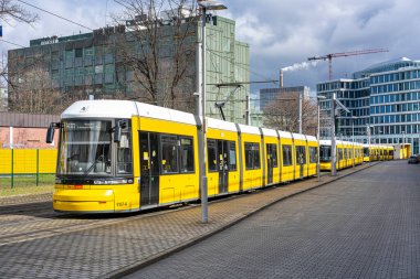 Berlin trafiğinde sarı tramvay