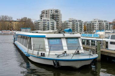 Keşif gemisiyle Treptower Limanı 'nda kilit altında.