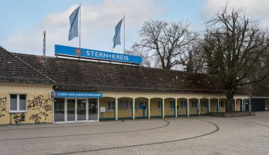 Keşif gemisiyle Treptower Limanı 'nda kilit altında.