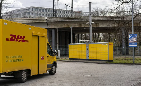 Deutsche Post Aracı Bir Paket Istasyonunda — Stok fotoğraf