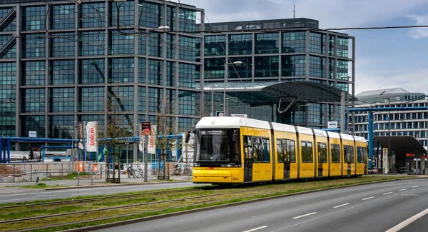 Желтый Трамвай Берлине — стоковое фото