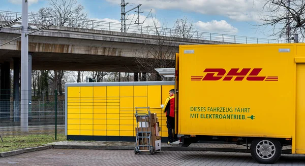 Veicolo Deutsche Post Presso Una Stazione Dei Pacchi — Foto Stock