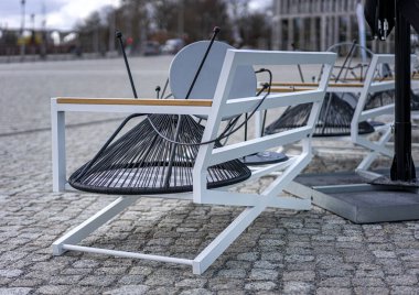 Corona, Berlin, Almanya 'daki tecrit sırasında bir restoranın dışındaki mobilyalar.