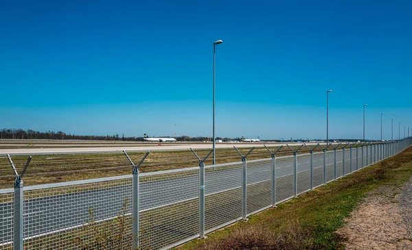 フランクフルトの空港の警備柵は — ストック写真