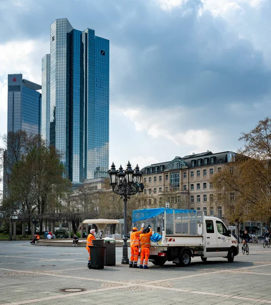 フランクフルト市清掃サービスの従業員は Opernplatzで働いています — ストック写真