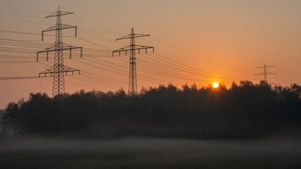 Sole Nascente Con Nebbia Mattutina Dietro Tralicci Potenza — Foto Stock