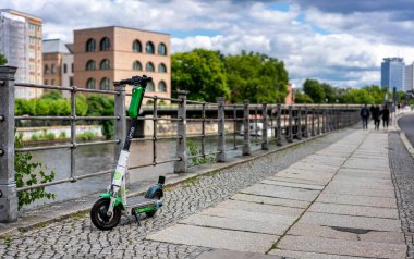 Dikkatsizce park etmiş ve Berlin 'de elektrikli scooterları ve kiralık bisikletleri kirletmiş.