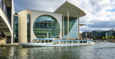 Berlin 'in hükümet bölgesinde mimar ve turistler