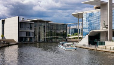 Berlin 'in hükümet bölgesinde mimar ve turistler