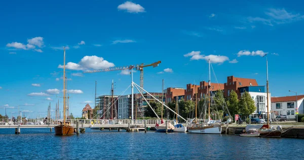Port Nowymi Budynkami Statkami Hanzeatyckim Mieście Greifswald Niemcy — Zdjęcie stockowe