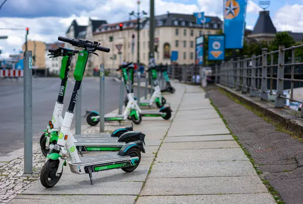 Vårdslöst Parkerade Och Förorenande Elektriska Skotrar Och Hyrcyklar Berlin — Stockfoto