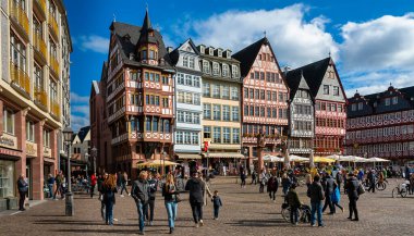 Rmer olarak bilinen pazar meydanı, belediye binası ve Frankfurt 'ta yarı keresteli evler.