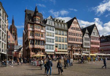 Rmer olarak bilinen pazar meydanı, belediye binası ve Frankfurt 'ta yarı keresteli evler.