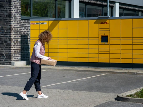 Une Femme Envoie Reçoit Envoi Postal Dans Les Stations Emballage — Photo