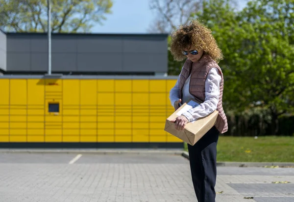 Kobieta Wysyła Otrzymuje Przesyłkę Pocztową Typowych Żółtych Niemieckich Stacjach Pakowania — Zdjęcie stockowe