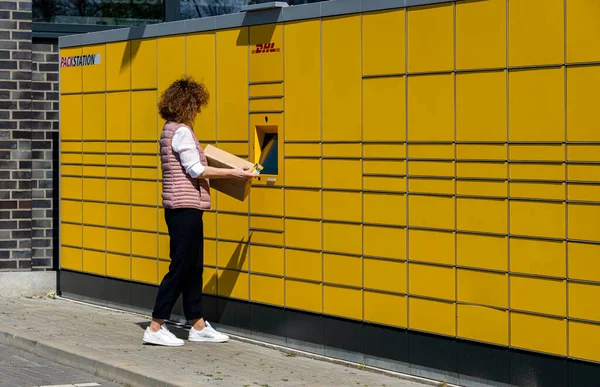 Женщина Отправляет Получает Почтовое Отправление Типичных Желтых Немецких Почтовых Станциях — стоковое фото