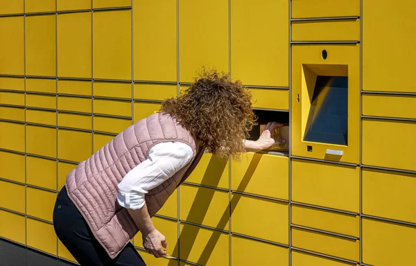 Žena Pošle Obdrží Poštovní Zásilku Typických Žlutých Německých Balicích Stanicích — Stock fotografie