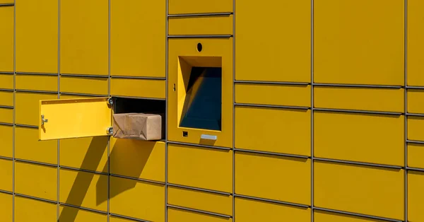 Žena Pošle Obdrží Poštovní Zásilku Typických Žlutých Německých Balicích Stanicích — Stock fotografie
