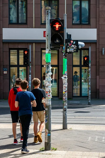 Trafikljusmasterna Hackescher Markt Berlin Smutsiga Och Täckta Med Reklam — Stockfoto