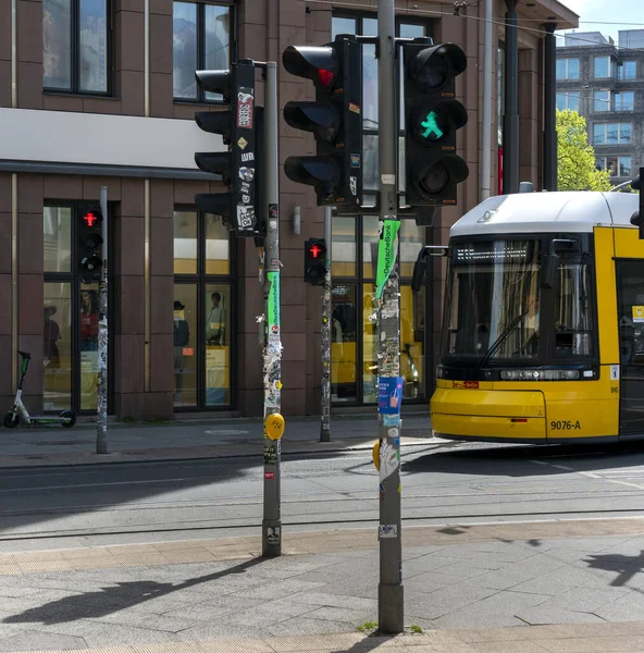 Verkeerslichtmasten Hackescher Markt Berlijn Zijn Vervuild Bedekt Met Reclame — Stockfoto