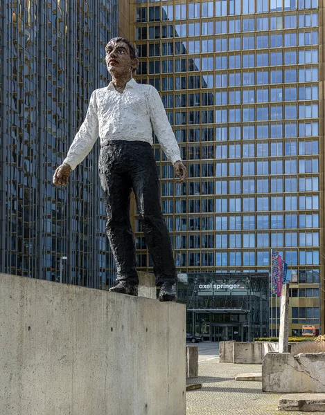Das Kunstwerk Balanceakt Von Stephan Balkenhol Eingang Zum Axel Springer — Stockfoto